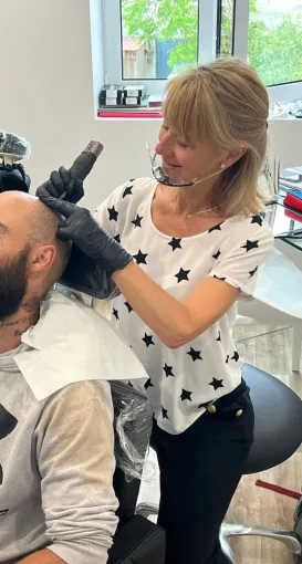 La tricopigmentation est une technique qui consiste à créer un effet rasé grâce au tatouage de milliers de micro-points sur le cuir chevelu, Casteljaloux, Trichopigmentea